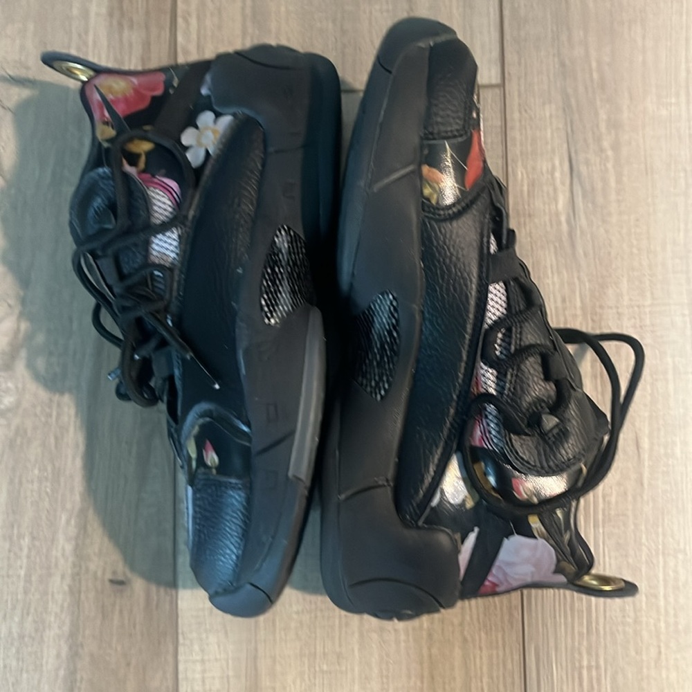 Excellent used condition, barely worn- women’s Nike Air Swoopes II